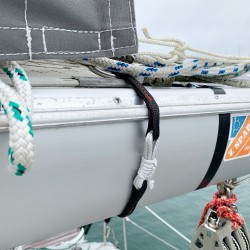 Cinghia di boma in dyneema SC installata sul boma di una barca a vela